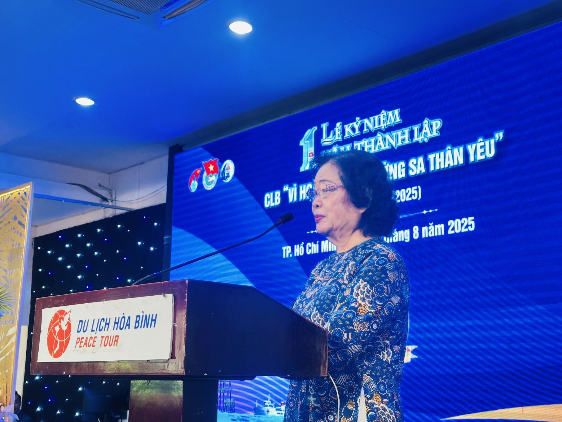 Bác Trương Mỹ Hoa phát biểu khai mạc, khẳng định hành trình 11 năm là sự tiếp nối của tinh thần yêu nước, lòng tự hào dân tộc và khát vọng gắn kết đất liền biển đảo. Bác Trương Mỹ Hoa phát biểu khai mạc, khẳng định hành trình 11 năm là sự tiếp nối của tinh thần yêu nước, lòng tự hào dân tộc và khát vọng gắn kết đất liền biển đảo.