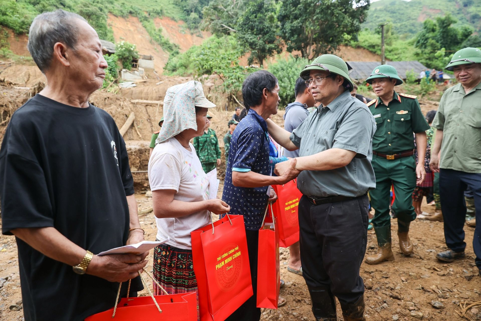Thủ tướng Phạm Minh Chính thăm hỏi người dân; chỉ đạo khắc phục hậu quả thiên tai tại Điện Biên