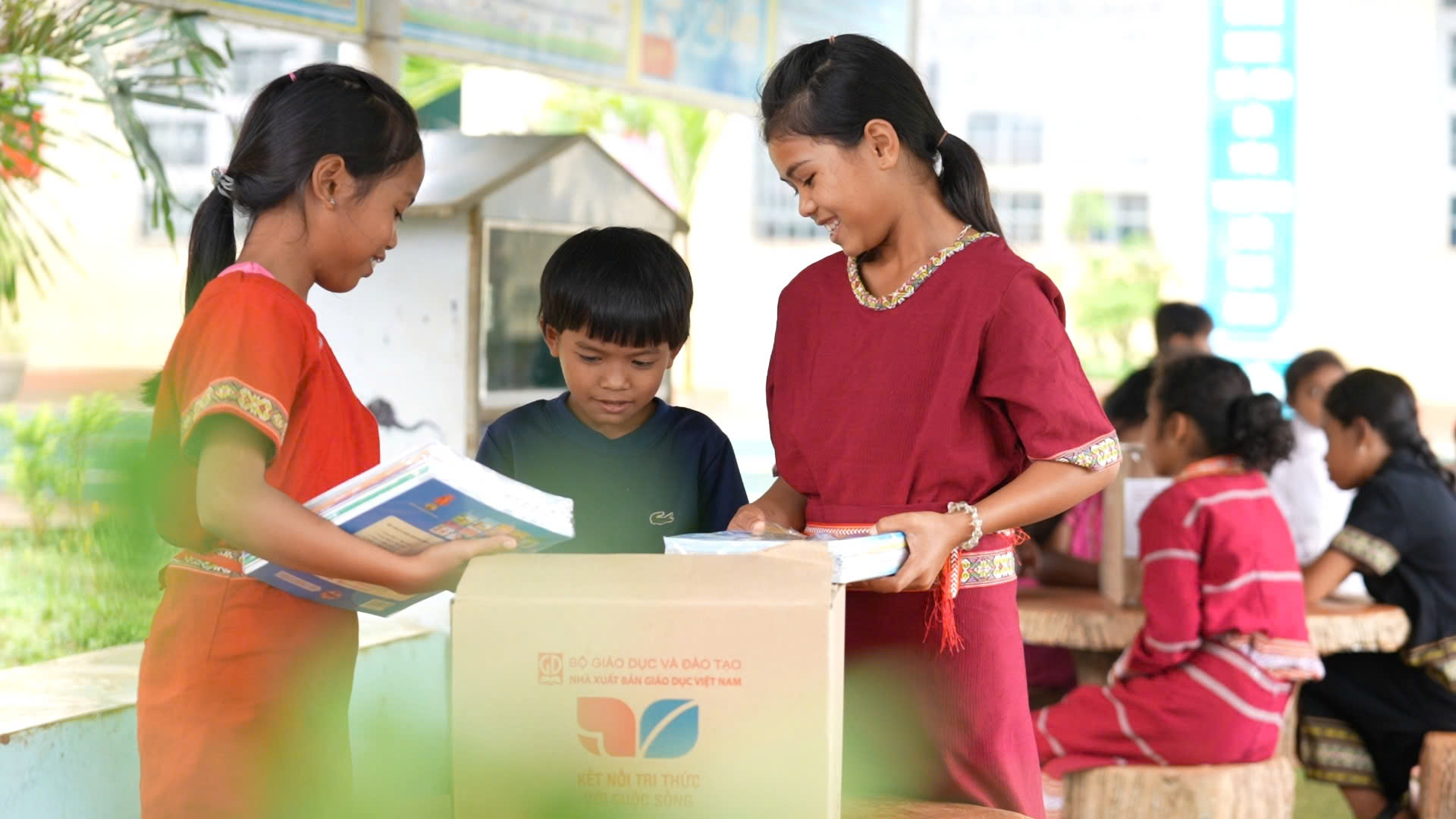Học sinh có thể đăng ký SGK thông qua nhà trường Học sinh có thể đăng ký SGK thông qua nhà trường