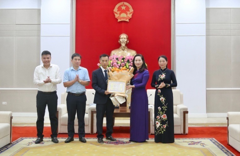 Bà 