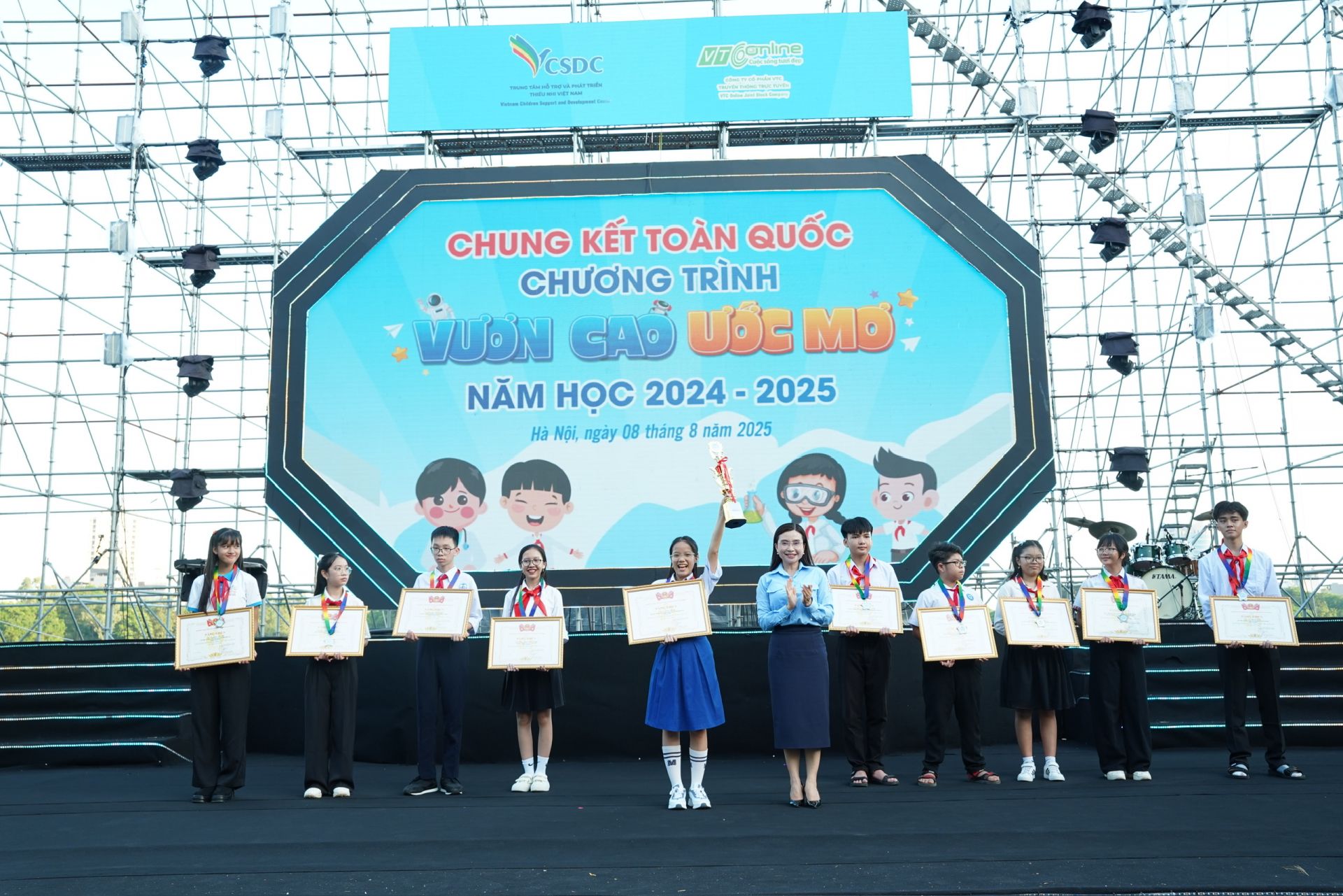 Chị Nguyễn Phạm Duy Trang trao giải Quán quân của cuộc thi Chị Nguyễn Phạm Duy Trang trao giải Quán quân của cuộc thi