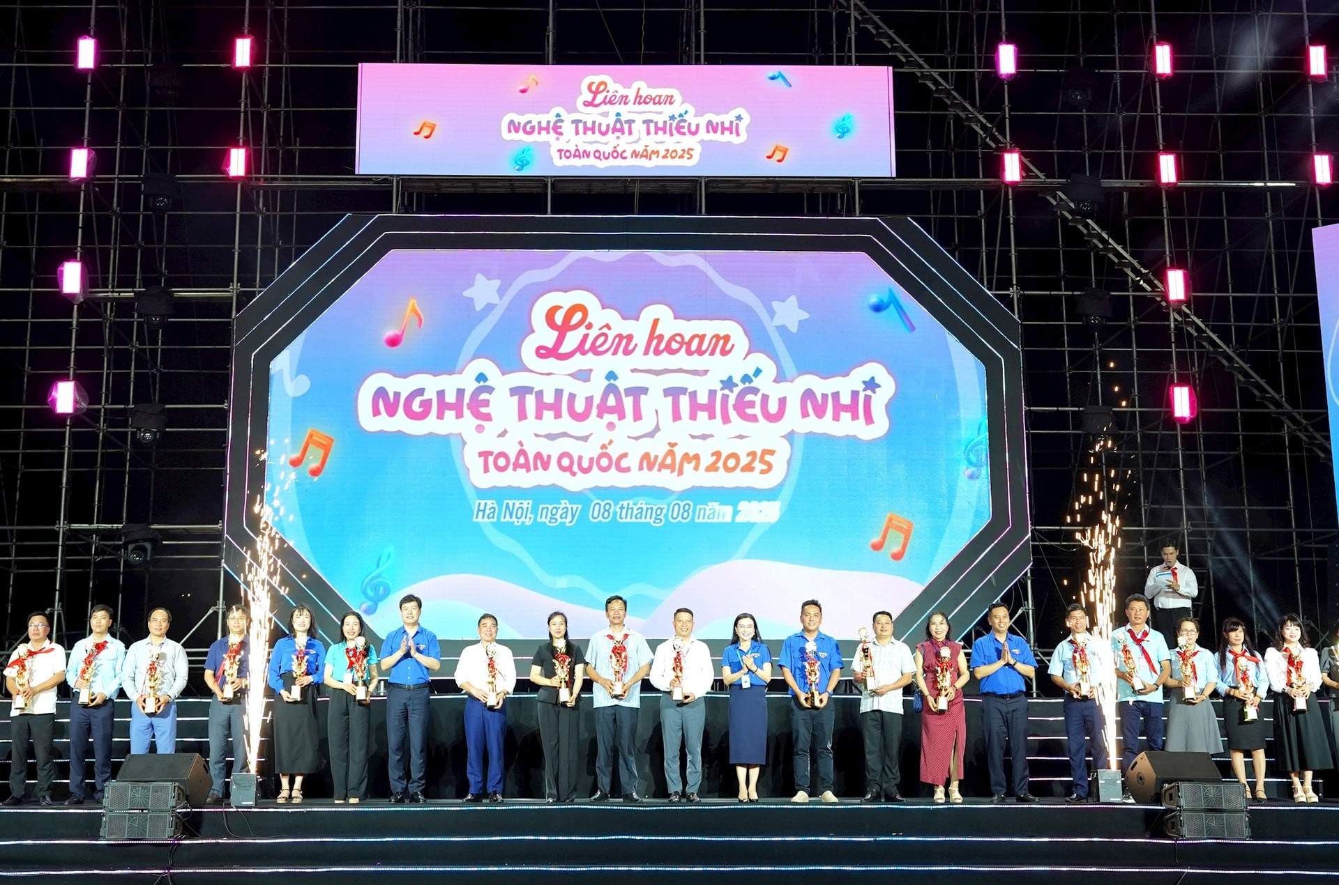 Chị Nguyễn Phạm Duy Trang và anh Lê Hải Long trao tặng biểu trưng cho các đơn vị tham gia liên hoan. Ảnh: Thành Tuấn Chị Nguyễn Phạm Duy Trang và anh Lê Hải Long trao tặng biểu trưng cho các đơn vị tham gia liên hoan. Ảnh: Thành Tuấn
