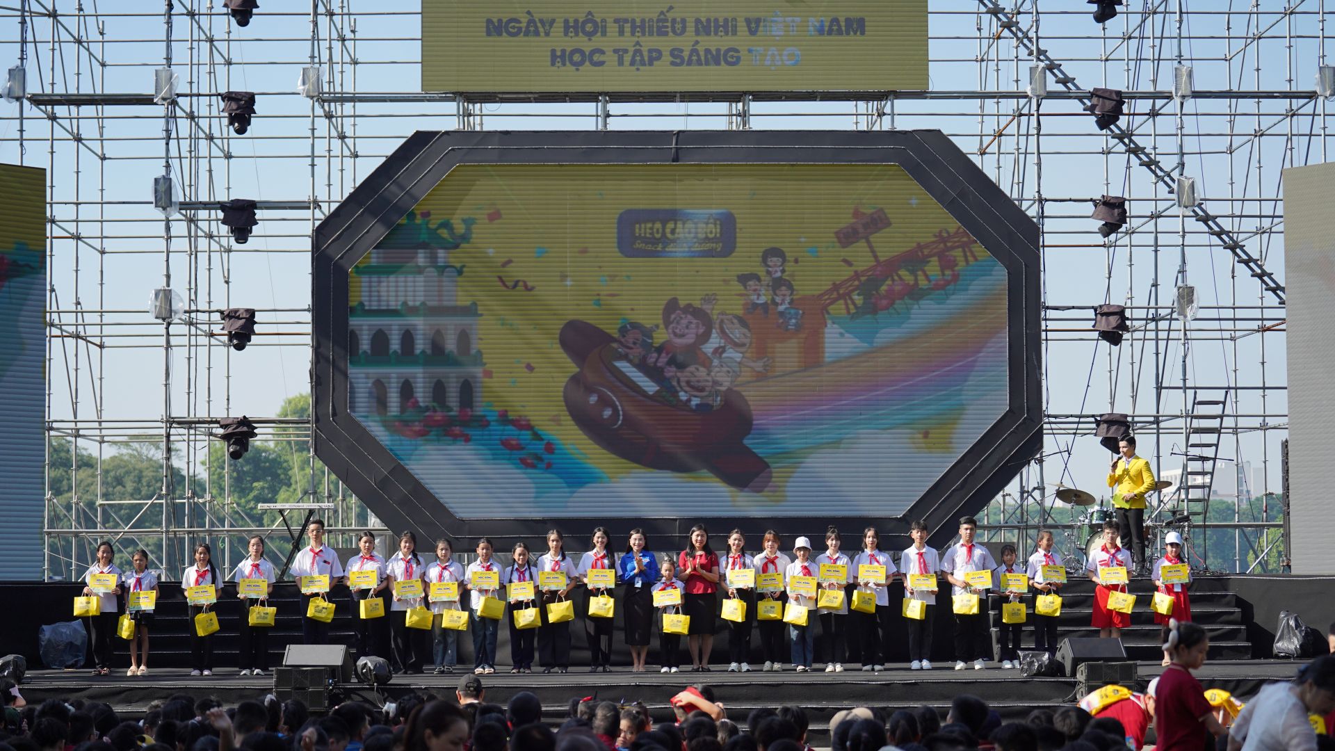 Chị Nguyễn Phạm Duy Trang cùng đại biểu khách mời trao học bổng cho các bạn đội viên, thiếu nhi Chị Nguyễn Phạm Duy Trang cùng đại biểu khách mời trao học bổng cho các bạn đội viên, thiếu nhi