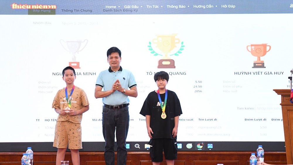 Trọng tài quốc tế Nguyễn Thành Công - Chủ nhiệm CLB cờ Thái Nguyên trao huy chương cho các VĐV nhóm 3 (9-11 tuổi) tại điểm cầu Hà Nội Trọng tài quốc tế Nguyễn Thành Công - Chủ nhiệm CLB cờ Thái Nguyên trao huy chương cho các VĐV nhóm 3 (9-11 tuổi) tại điểm cầu Hà Nội