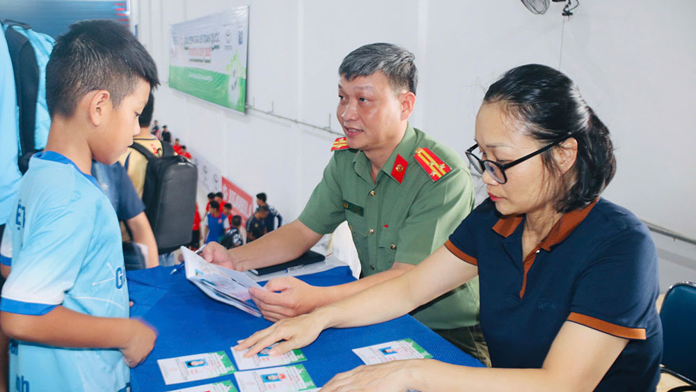 Các đội bóng kiểm tra nhân sự, nhận bóng tập luyện và làm quen sân thi đấu Các đội bóng kiểm tra nhân sự, nhận bóng tập luyện và làm quen sân thi đấu