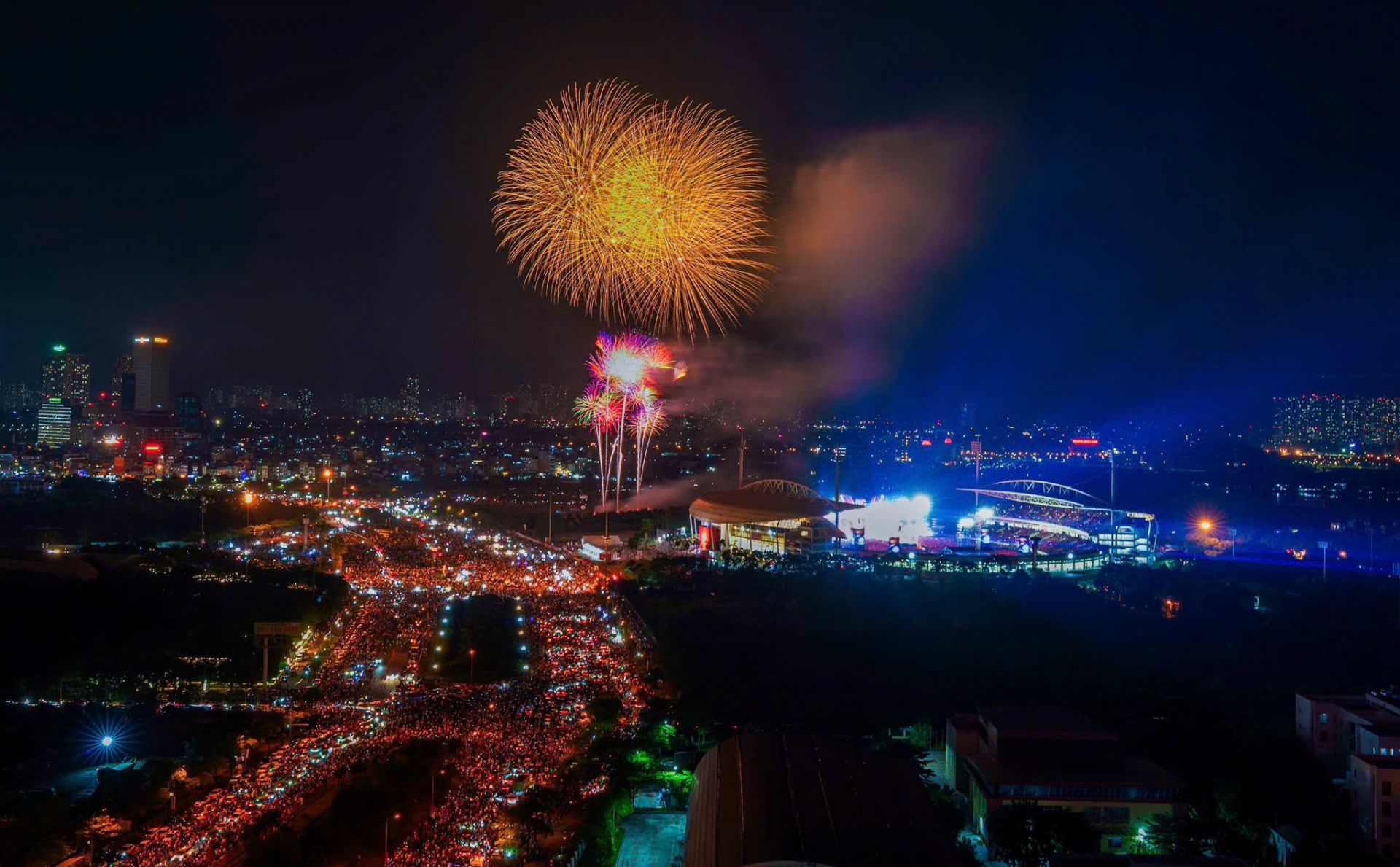 Màn pháo hoa rực rỡ tại SVĐ Mỹ Đình