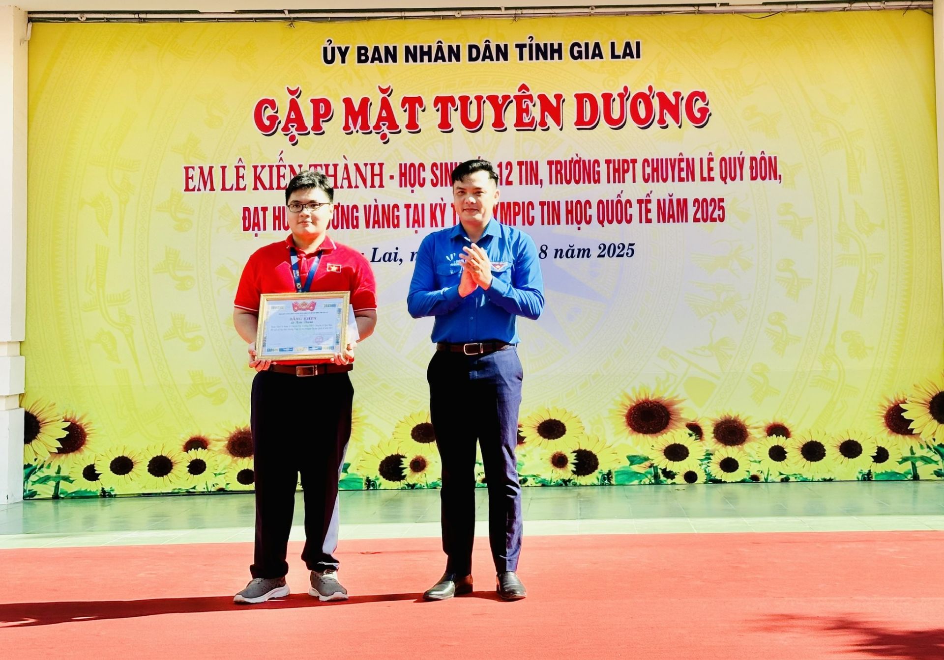 Tỉnh đoàn Gia Lai trao Bằng khen cho học sinh xuất sắc giành HCV Olympic Tin học quốc tế