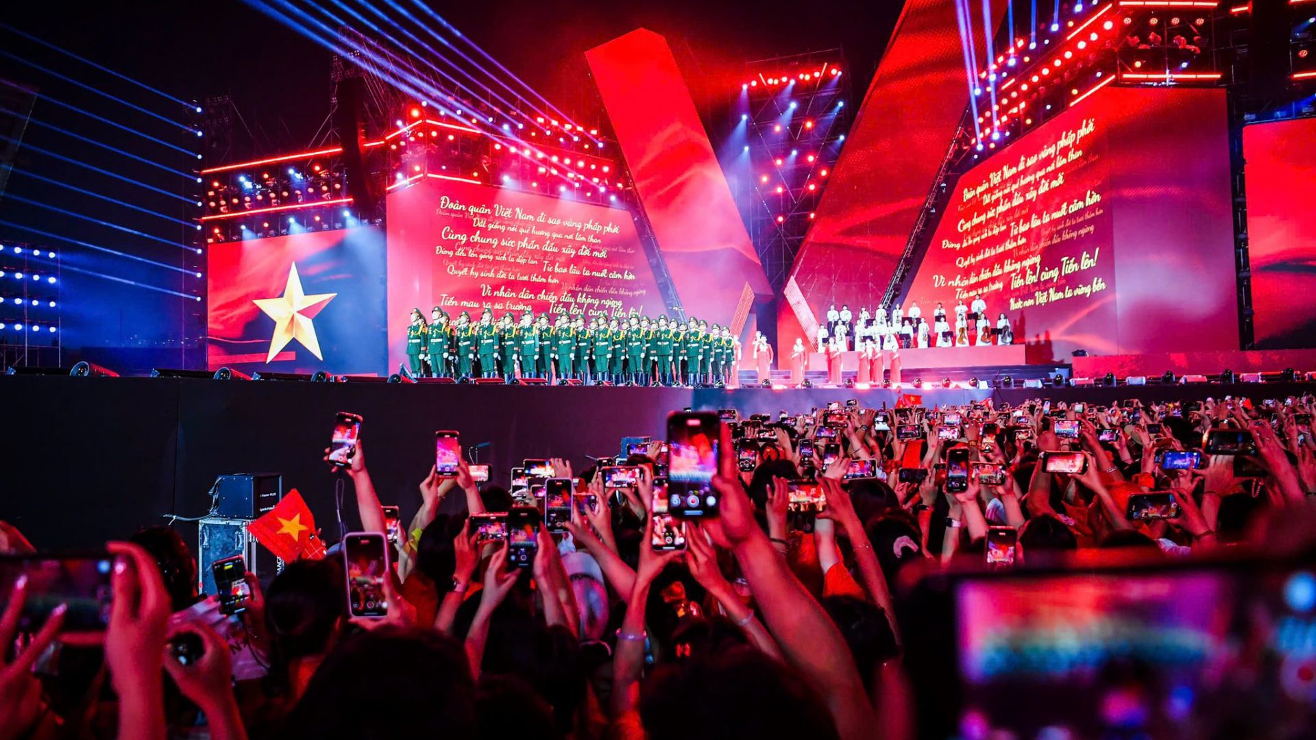 50.000 khán giả đến với concert "Tổ quốc ở trong tim"