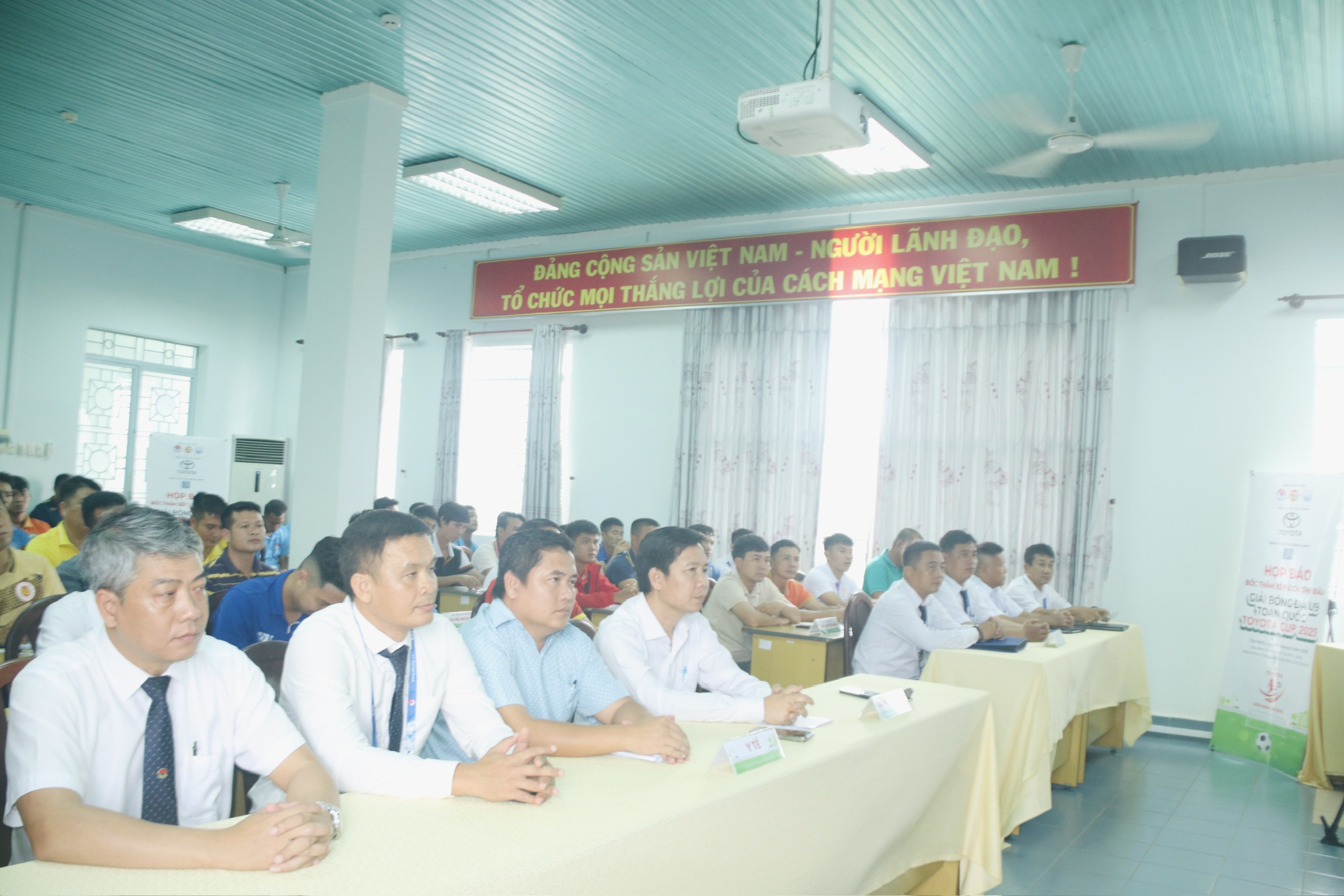 Quang cảnh buổi họp báo và bốc thăm xếp lịch thi đấu Giải Bóng đá U9 toàn quốc Toyota Cup 2025
