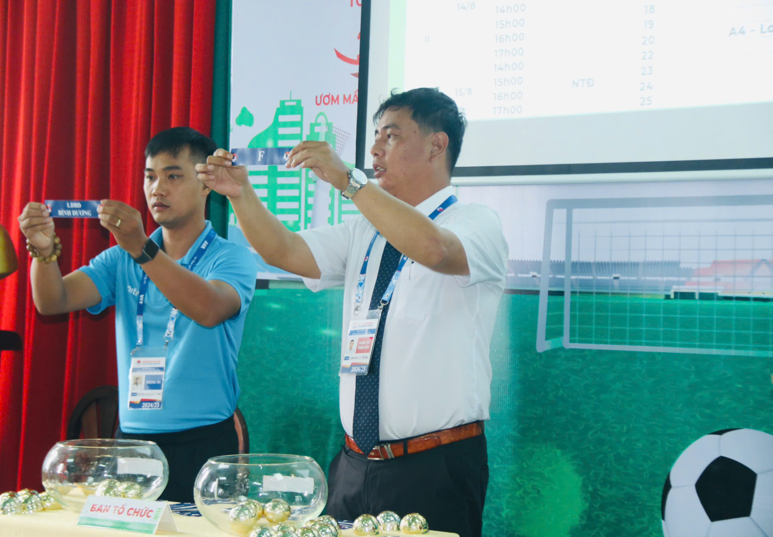 Đại diện Ban Tổ chức và các đội bóng tham gia thực hiện nghi thức bốc thăm chia bảng thi đấu