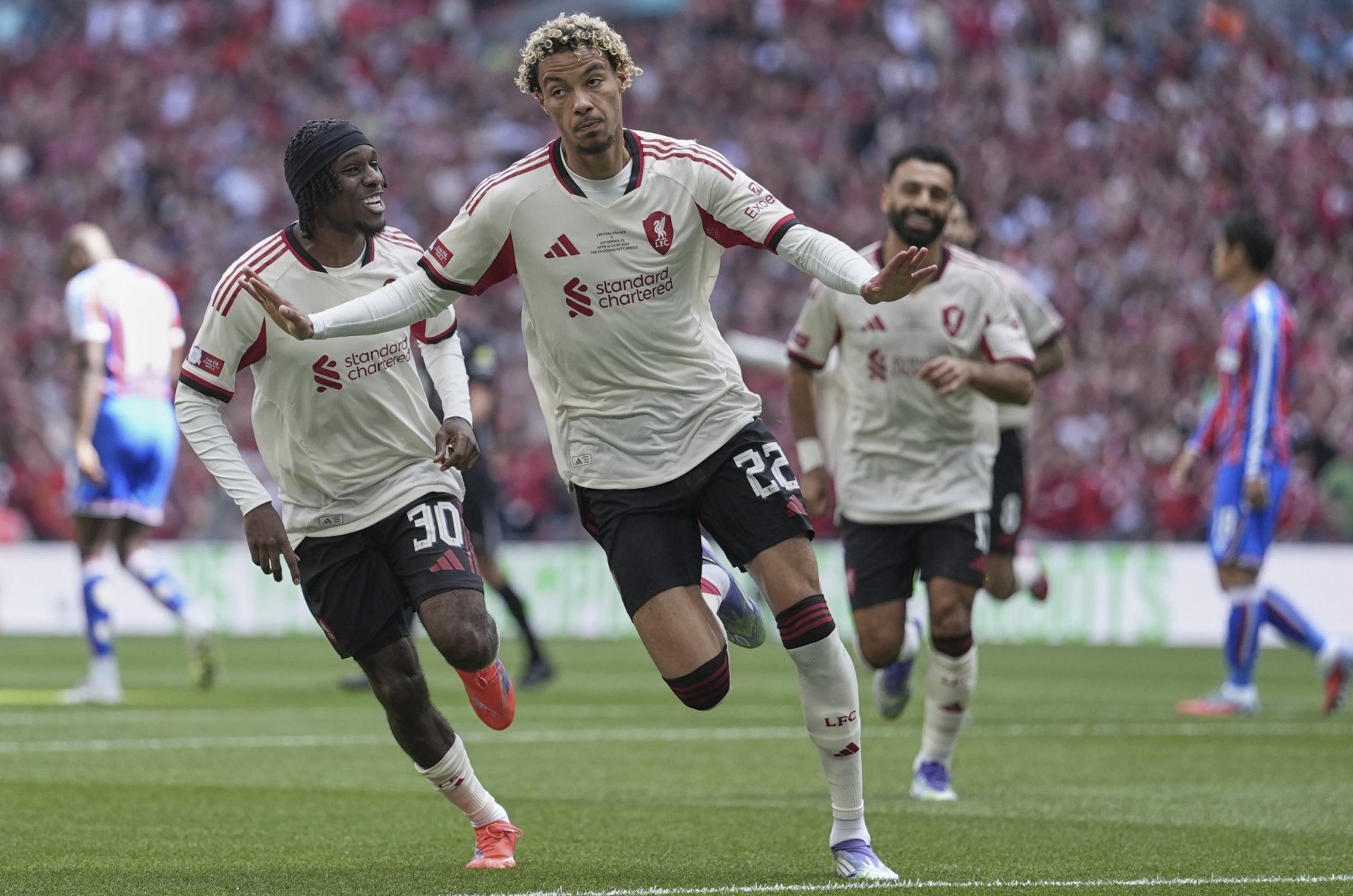 Ekitike (trắng, giữa) ghi bàn mở tỷ số cho Liverpool ở phút thứ tư. 