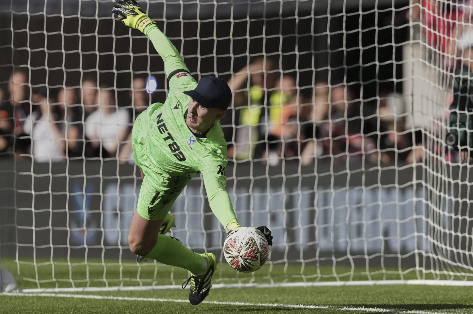 Thủ thành Dean Henderson cản phá cú sút của cầu thủ Liverpool.
