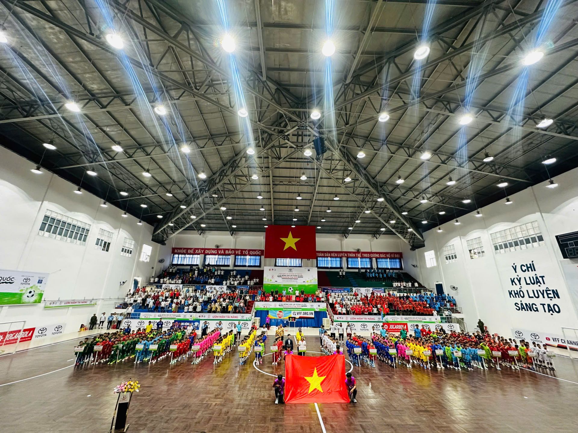 Toàn cảnh Lễ chào cờ trang nghiêm mở đầu Lễ Khai mạc Giải Bóng đá U9 toàn quốc Toyota Cup 2025 Toàn cảnh Lễ chào cờ trang nghiêm mở đầu Lễ Khai mạc Giải Bóng đá U9 toàn quốc Toyota Cup 2025