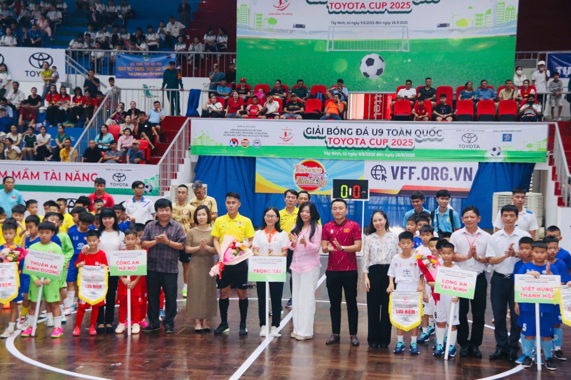Đại diện Ban Tổ chức, nhà tài trợ, lãnh đạo tỉnh Tây Ninh đơn vị đăng cai tổ chức giải chụp ảnh lưu niệm cùng các đội bóng tham dự giải đấu Đại diện Ban Tổ chức, nhà tài trợ, lãnh đạo tỉnh Tây Ninh đơn vị đăng cai tổ chức giải chụp ảnh lưu niệm cùng các đội bóng tham dự giải đấu