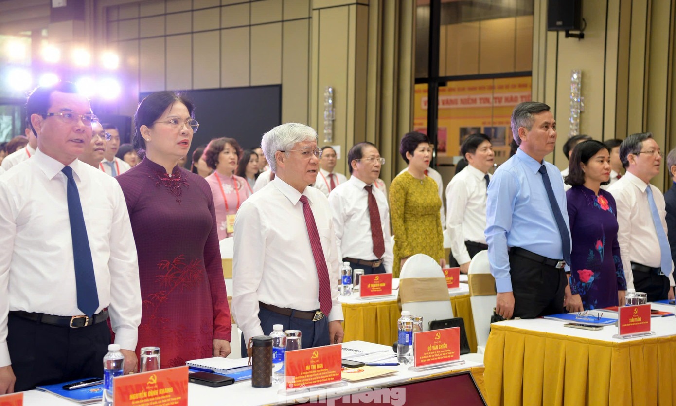 Đại biểu tham dự Đại hội thực hiện nghi thức chào cờ Đại biểu tham dự Đại hội thực hiện nghi thức chào cờ