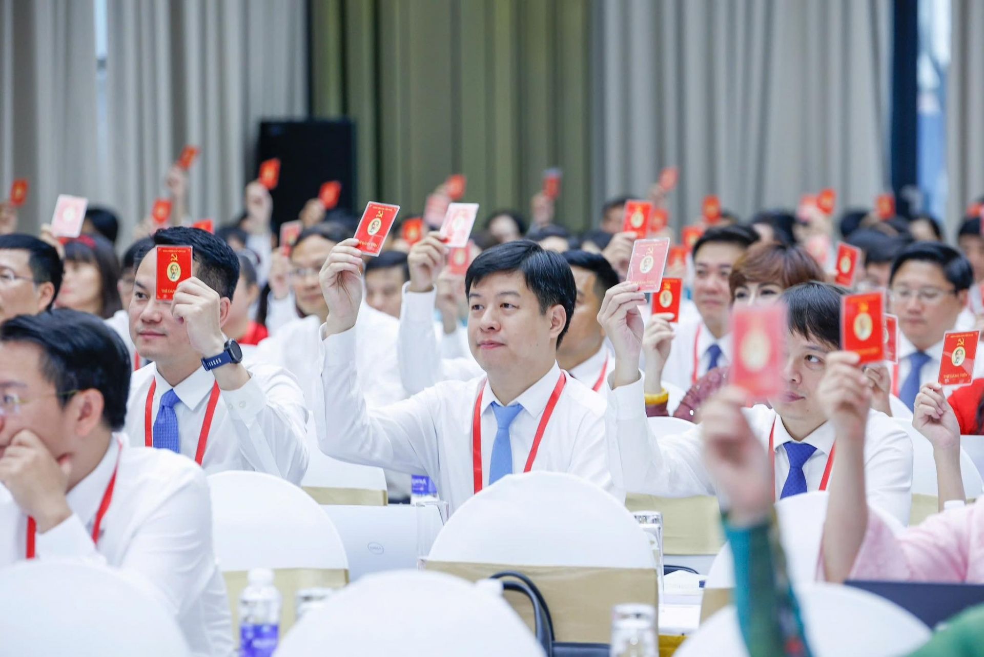 Các đại biểu biểu quyết thông qua các hoạt động tại Đại hội Các đại biểu biểu quyết thông qua các hoạt động tại Đại hội