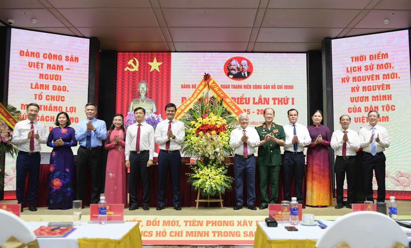 Đảng ủy MTTQ, các đoàn thể Trung ương tặng hoa chúc mừng Đại hội.
