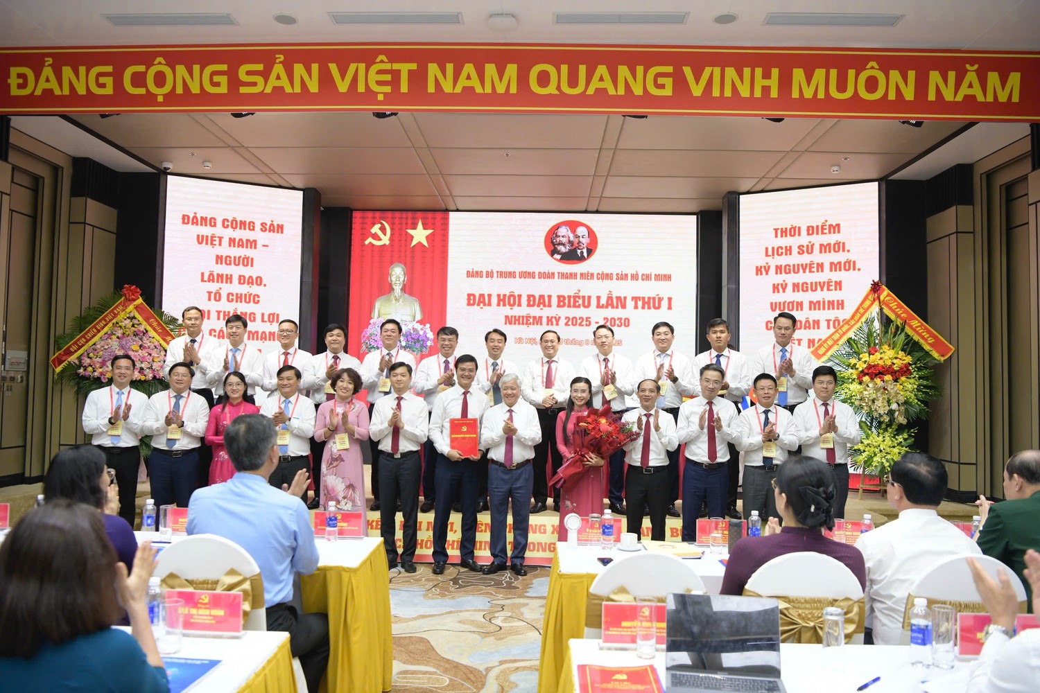 Đồng chí Đỗ Văn Chiến - Ủy viên Bộ Chính trị, Bí thư T.Ư Đảng, Bí thư Đảng ủy MTTQ, các đoàn thể Trung ương, Chủ tịch Ủy ban T.Ư MTTQ Việt Nam trao quyết định, tặng hoa Ban Chấp hành Đảng bộ T.Ư Đoàn nhiệm kỳ 2025 - 2030