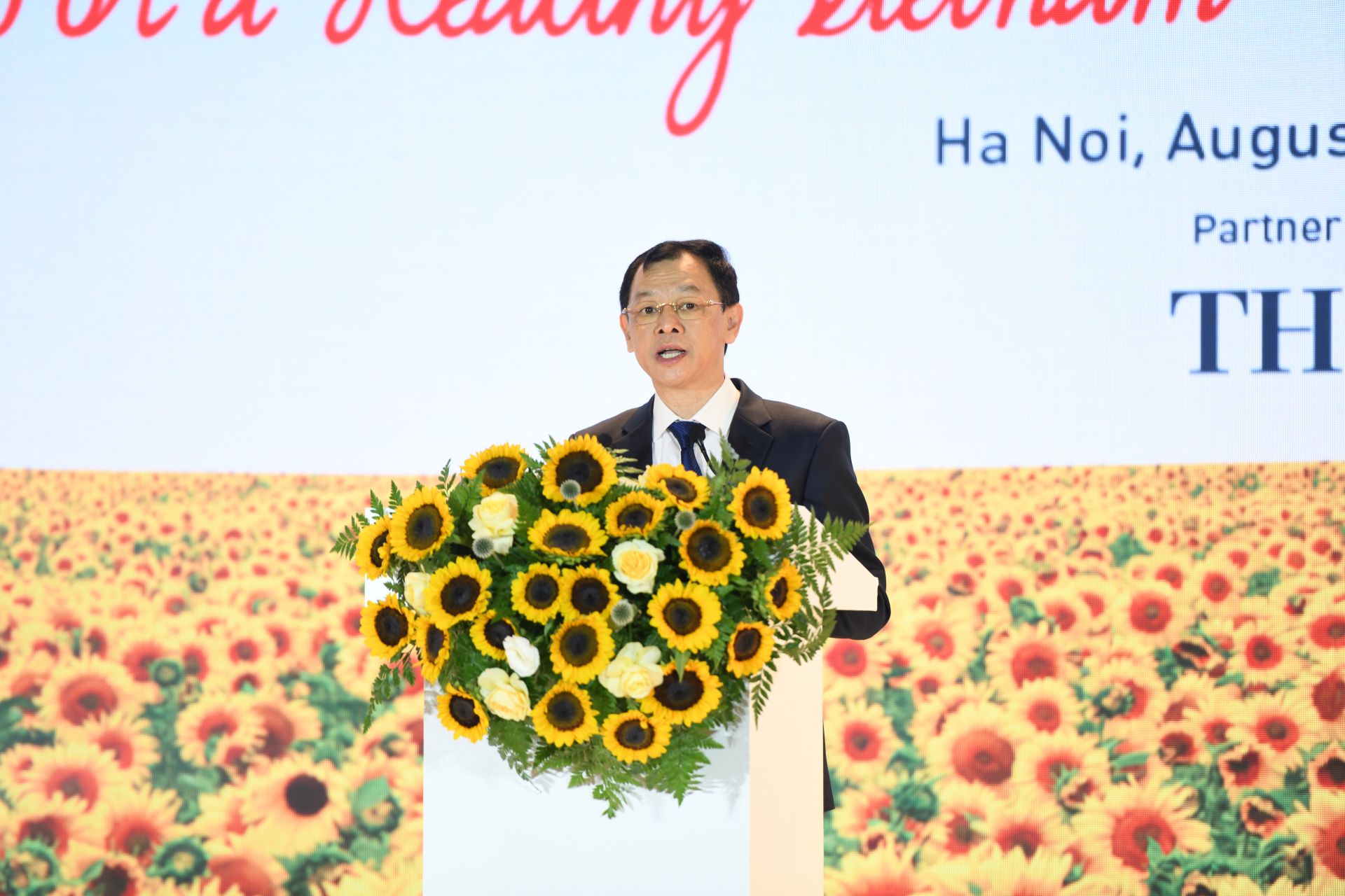 Thứ trưởng Nguyễn Tri Thức phát biểu đề dẫn tại hội thảo