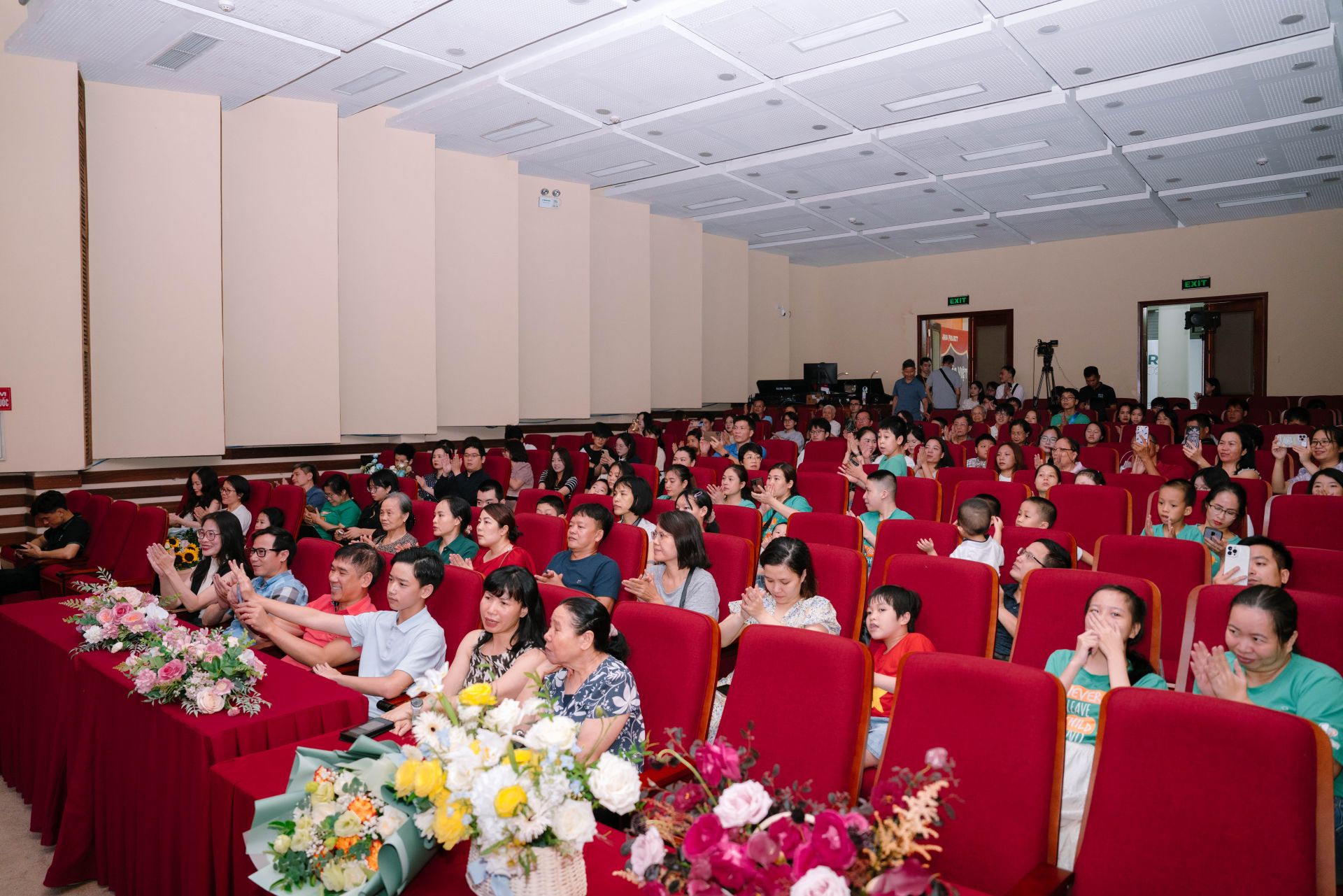Khán giả đến với chương trình, trong đó có gia đình các trẻ em bại não