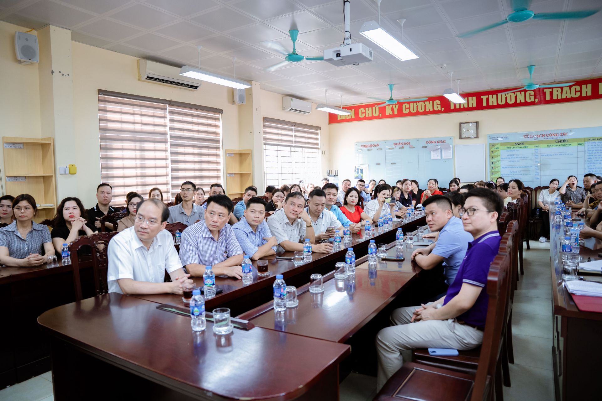 Phụ huynh chăm chú theo dõi hội thảo về xu hướng giáo dục STEM – AI – Robotics Phụ huynh chăm chú theo dõi hội thảo về xu hướng giáo dục STEM – AI – Robotics