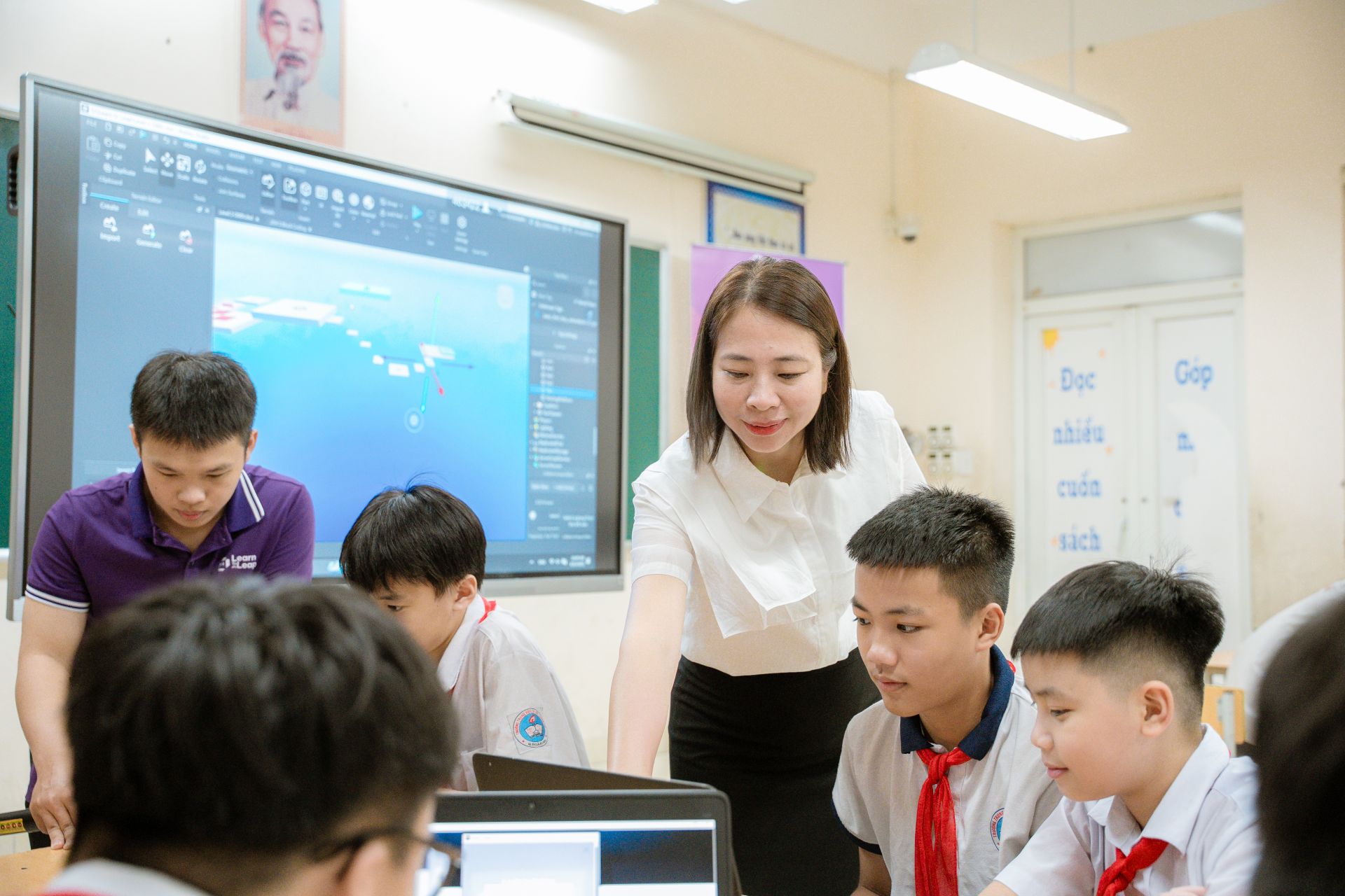 Nhà giáo Nguyễn Thị Thanh Tâm, Hiệu trưởng trường THCS Thanh Trì, bày tỏ niềm phấn khởi khi học sinh của trường lần đầu được trải nghiệm Ngày hội STEM – AI – Robotics Nhà giáo Nguyễn Thị Thanh Tâm, Hiệu trưởng trường THCS Thanh Trì, bày tỏ niềm phấn khởi khi học sinh của trường lần đầu được trải nghiệm Ngày hội STEM – AI – Robotics