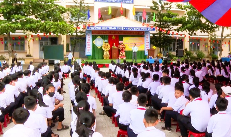 Đà Nẵng lan tỏa yêu thương: Đổi hoa khai giảng lấy nụ cười học trò
