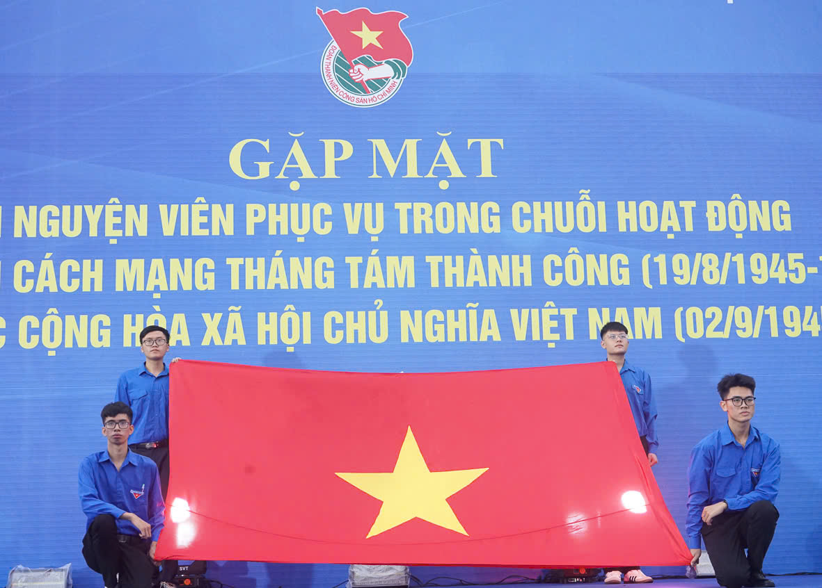Đoàn viên, thanh niên thể hiện tinh thần xung kích, sẵn sàng phục vụ.