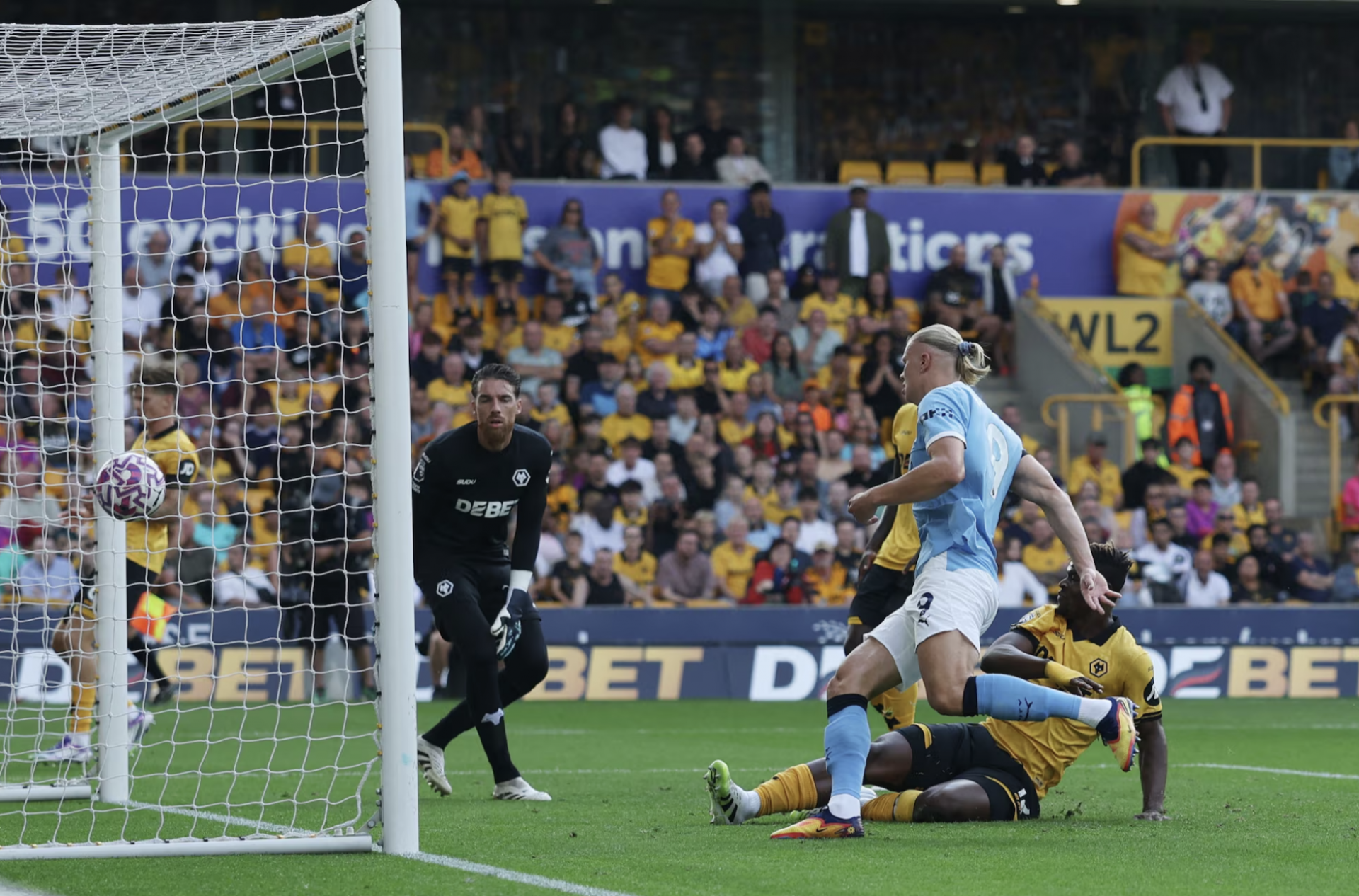 Erling Haaland đệm vào lưới trống mở tỷ số cho Man City.