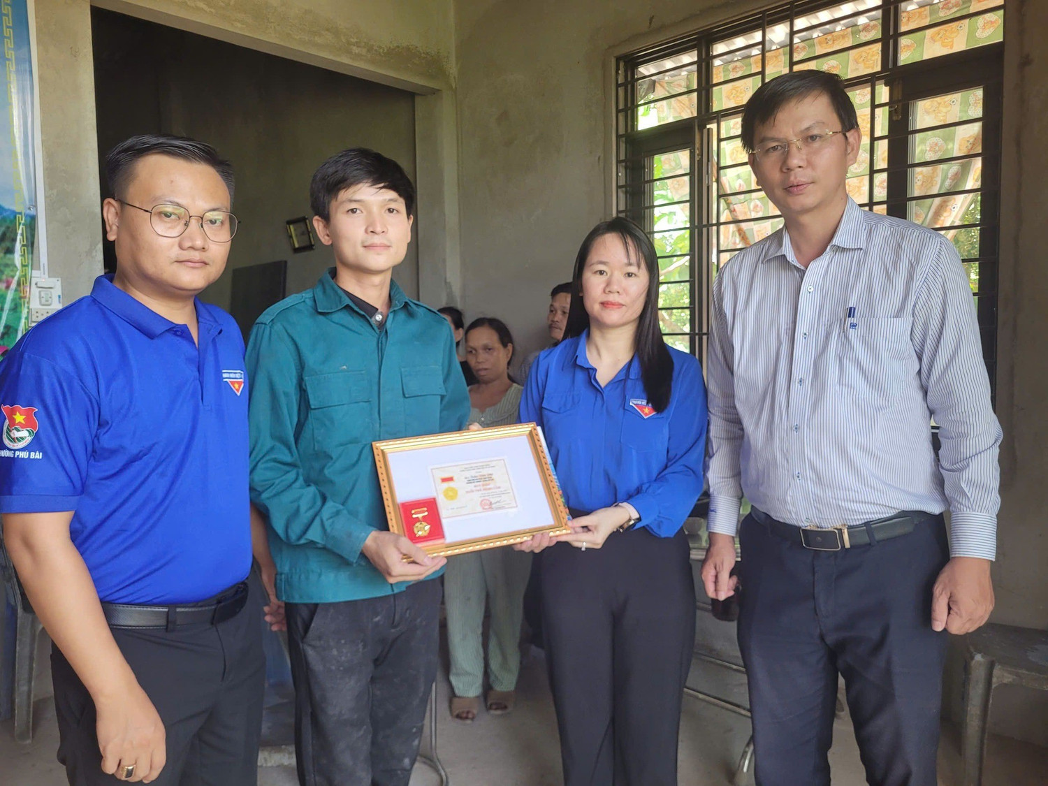 Trao tặng huy hiệu “Tuổi trẻ dũng cảm” cho anh Trần Văn Phi