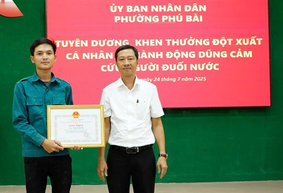 Lãnh đạo UBND phường Phú Bài tuyên dương, trao tặng giấy khen cho anh Trần Văn Phi trước đó