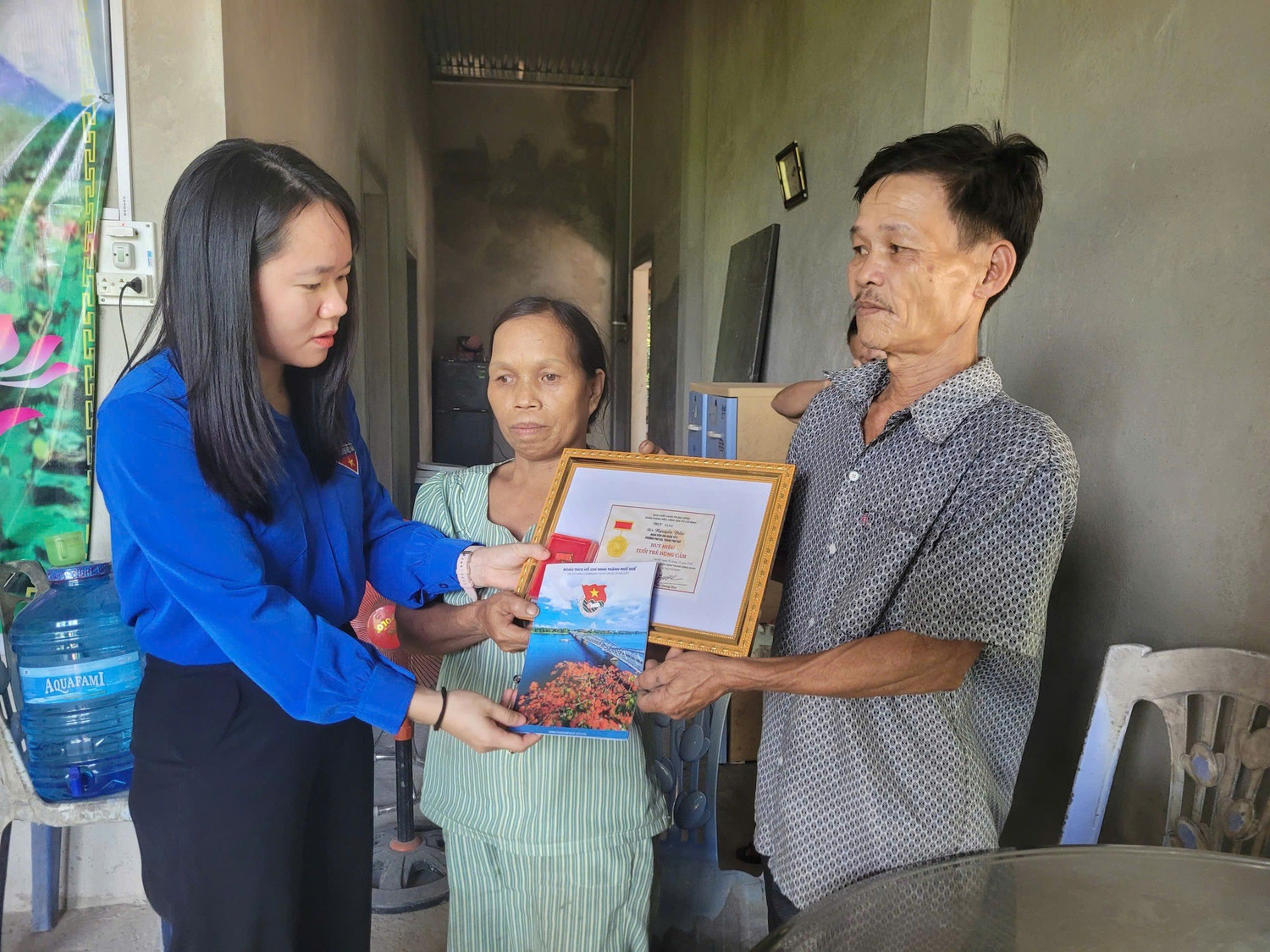 Đại diện gia đình nhận huy hiệu “Tuổi trẻ dũng cảm” do Trung ương Đoàn truy tặng anh Nguyễn Đầu.