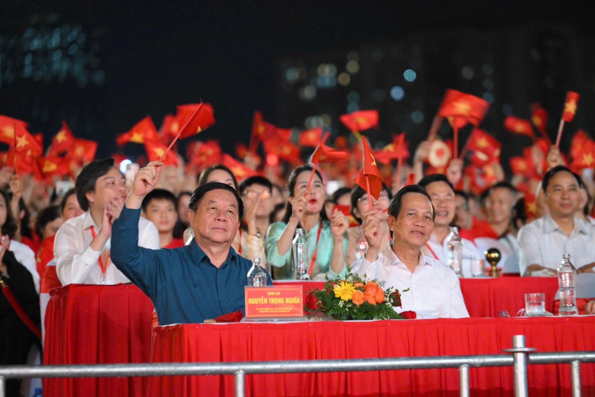 Lãnh đạo Đảng và Nhà nước cùng khán giả vẫy cờ Tổ quốc tại buổi hòa nhạc Lãnh đạo Đảng và Nhà nước cùng khán giả vẫy cờ Tổ quốc tại buổi hòa nhạc