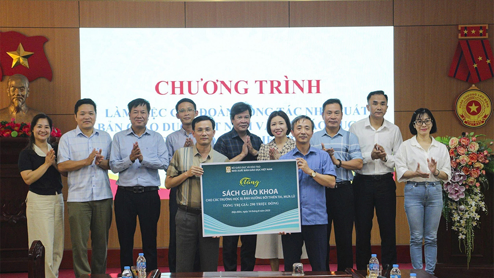Hơn 1.200 bộ sách mới kịp thời cùng học sinh Điện Biên đến trường