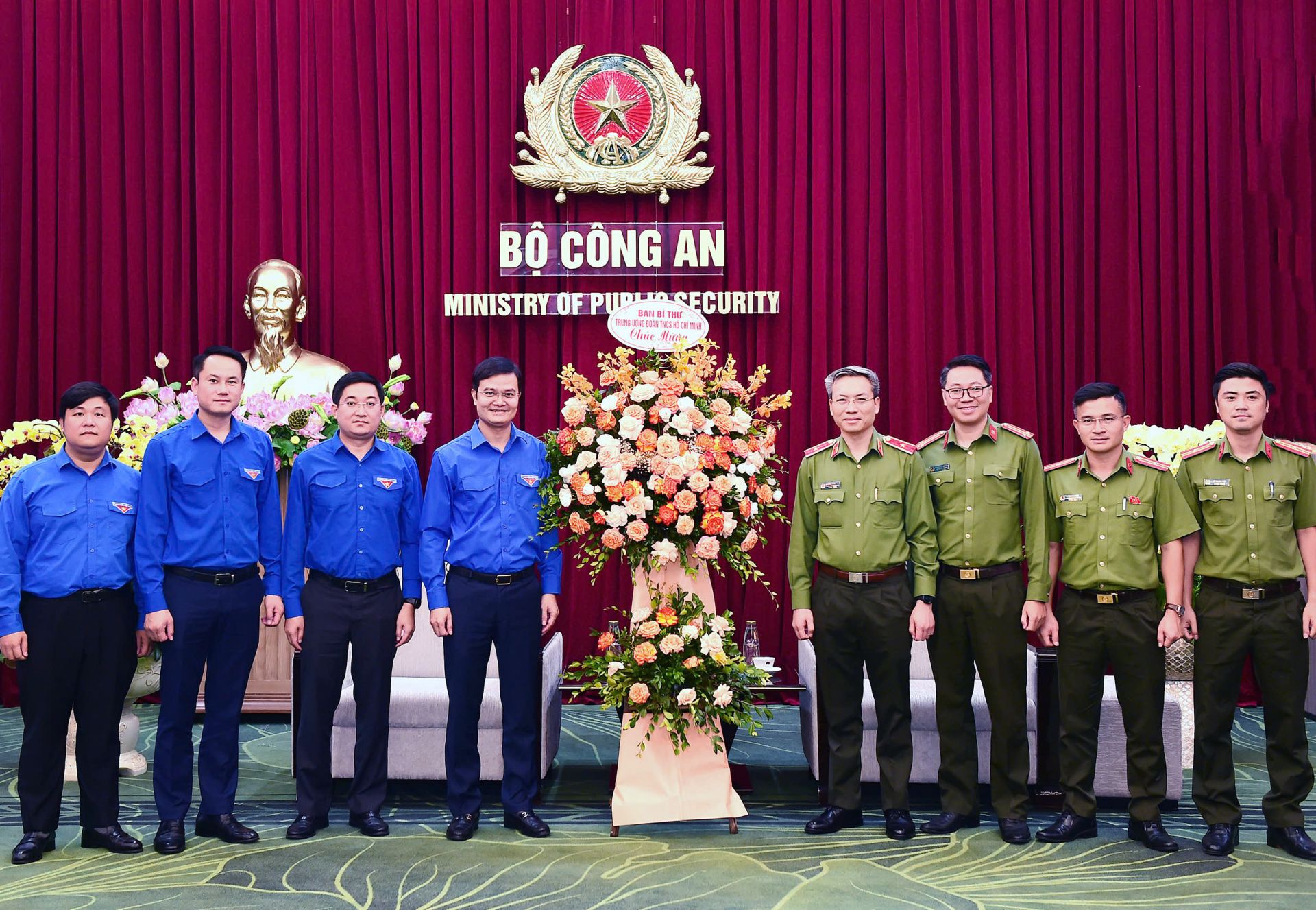 Anh Bùi Quang Huy tặng hoa chúc mừng Bộ Công an Anh Bùi Quang Huy tặng hoa chúc mừng Bộ Công an