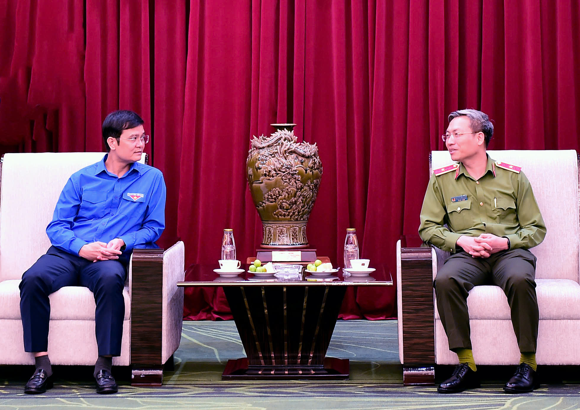 Anh Bùi Quang Huy và thiếu tướng Nguyễn Quốc Toản trao đổi tại buổi gặp Anh Bùi Quang Huy và thiếu tướng Nguyễn Quốc Toản trao đổi tại buổi gặp