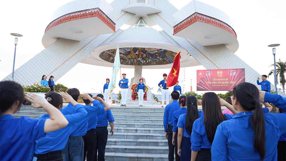 Thành Đoàn – Hội LHTN TP Đà Nẵng tổ chức lễ chào cờ Tôi yêu Tổ quốc tôi tại Quảng trường 29/3. Cùng với đó, tại 93 xã, phường trên toàn thành phố, các cấp bộ Đoàn – Hội cũng đồng loạt hưởng ứng. Thành Đoàn – Hội LHTN TP Đà Nẵng tổ chức lễ chào cờ Tôi yêu Tổ quốc tôi tại Quảng trường 29/3. Cùng với đó, tại 93 xã, phường trên toàn thành phố, các cấp bộ Đoàn – Hội cũng đồng loạt hưởng ứng.