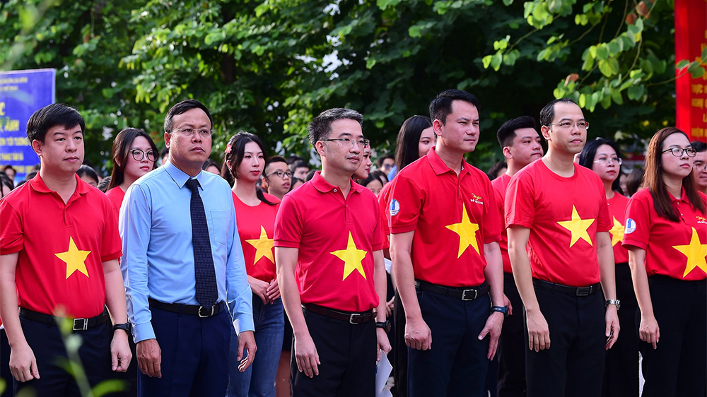 Anh Nguyễn Tường Lâm cùng các cán bộ, hội viên tham gia Lễ chào cờ "Tôi yêu Tổ quốc tôi" Anh Nguyễn Tường Lâm cùng các cán bộ, hội viên tham gia Lễ chào cờ "Tôi yêu Tổ quốc tôi"