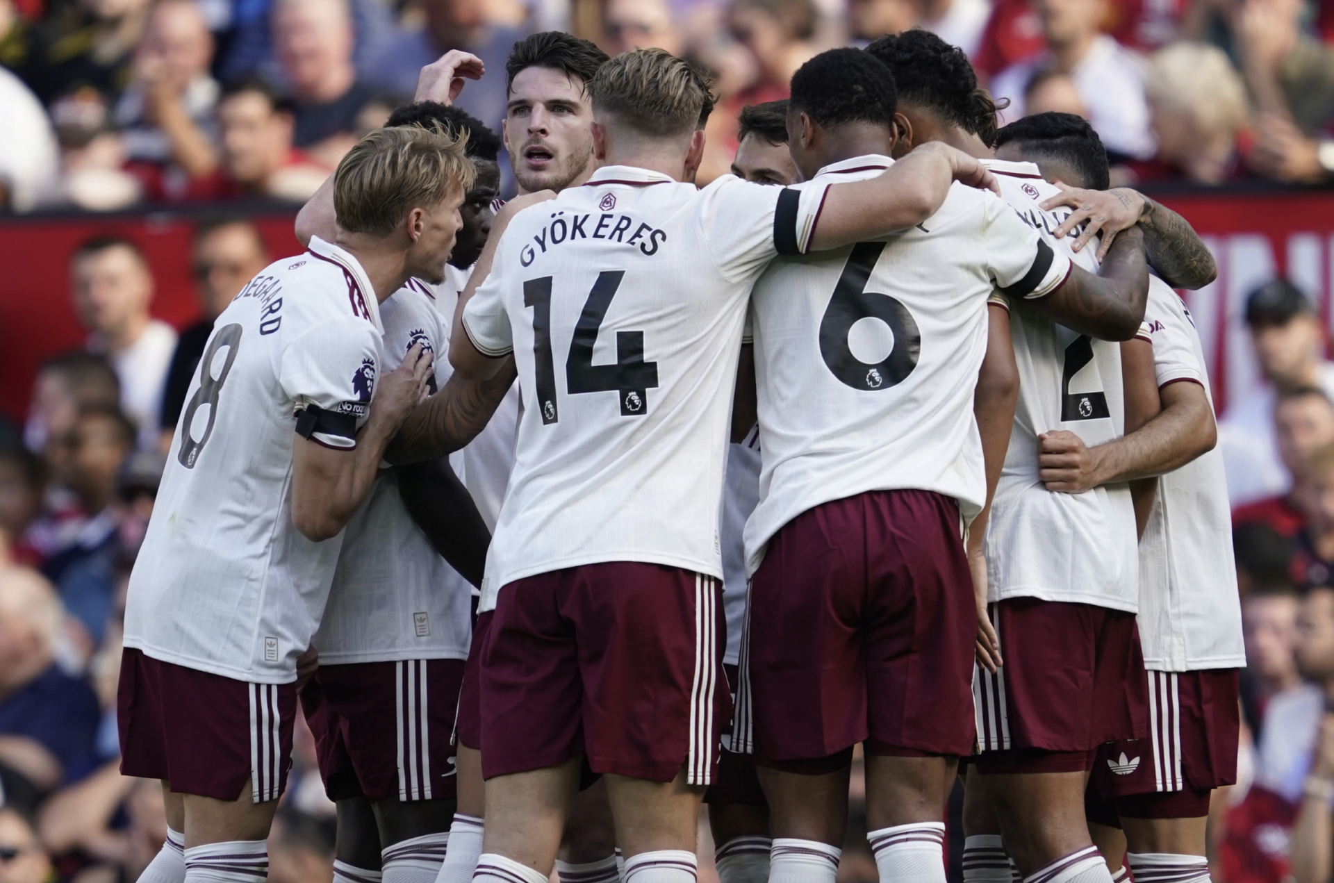 Các cầu thủ Arsenal ăn mừng chiến thắng đầu tiên tại EPL.