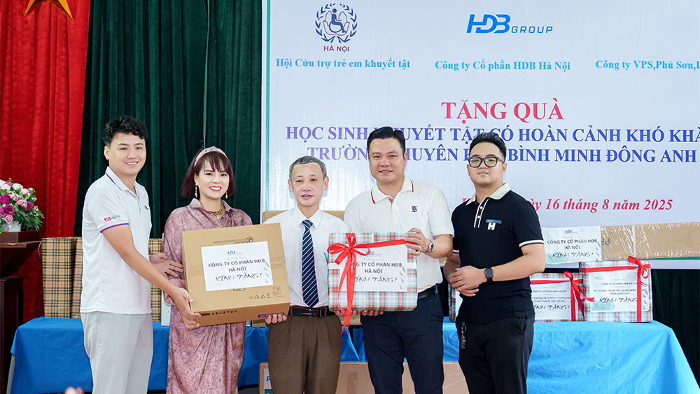 Các thầy cô và học sinh đã đón nhận những món quà vô cùng ý nghĩa.
