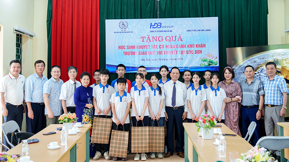 Đoàn thiện nguyện trao quà tại Trường Giáo dục trẻ khuyết tật Sóc Sơn (xã Sóc Sơn, Hà Nội).