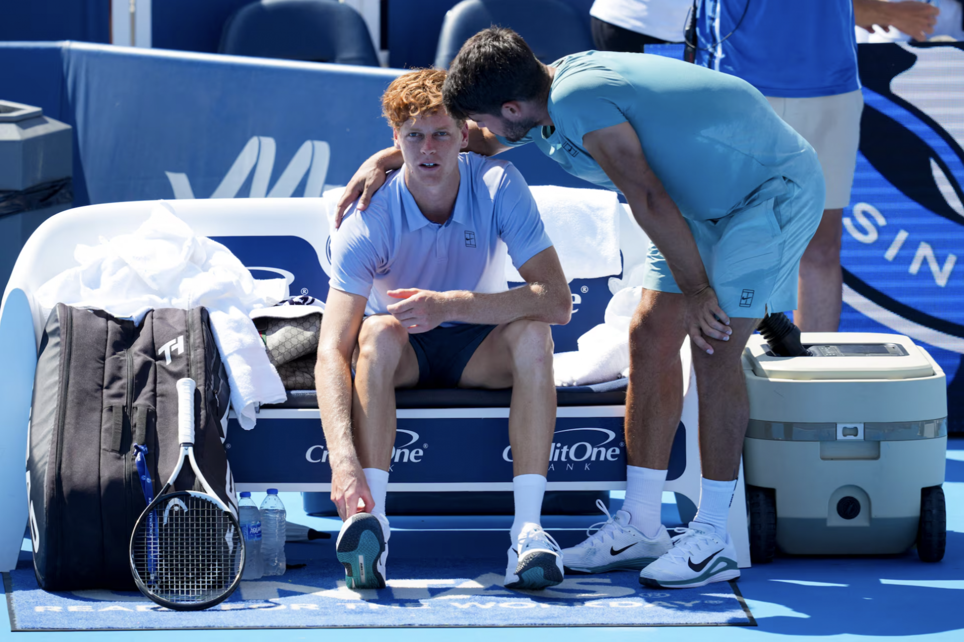 Jannik Sinner (trái) trò chuyện với Carlos Alcaraz sau khi rút lui khỏi trận đấu tại giải Cincinnati Open. Jannik Sinner (trái) trò chuyện với Carlos Alcaraz sau khi rút lui khỏi trận đấu tại giải Cincinnati Open.