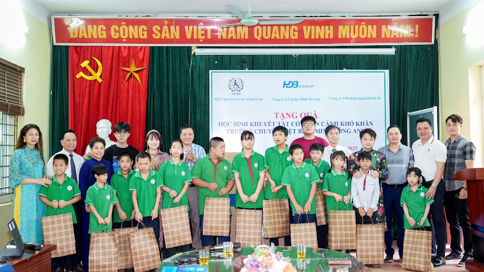 Những món quà trao đi tiếp thêm sức mạnh cho các bạn học sinh vượt qua hoàn cảnh, vươn lên trong cuộc sống