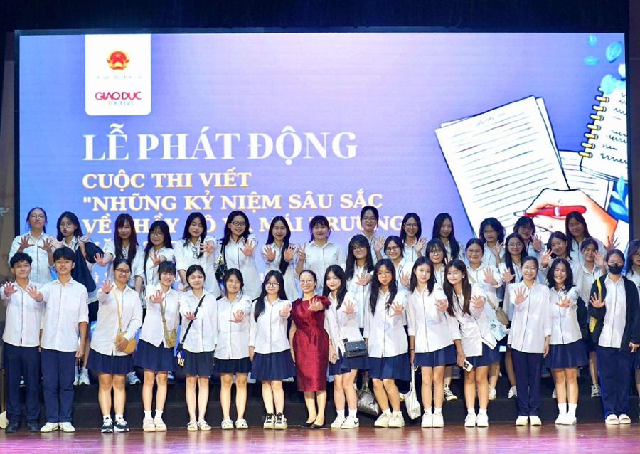Đông đảo các bạn học sinh đến tham dự chương trình