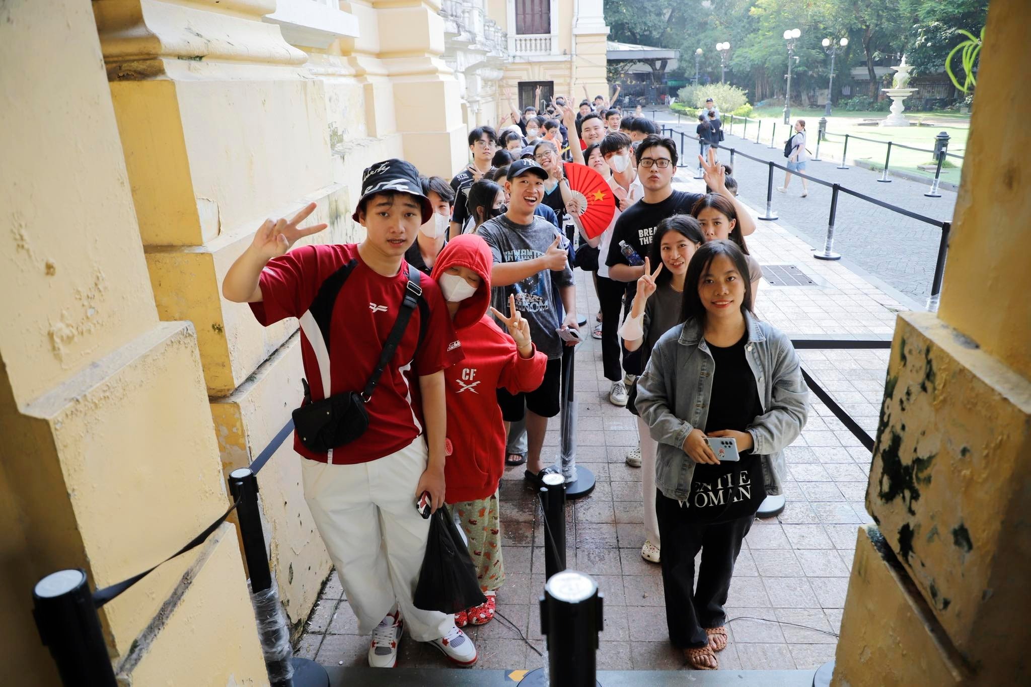 Khán giả đến từ sớm để xếp hàng nhận vé