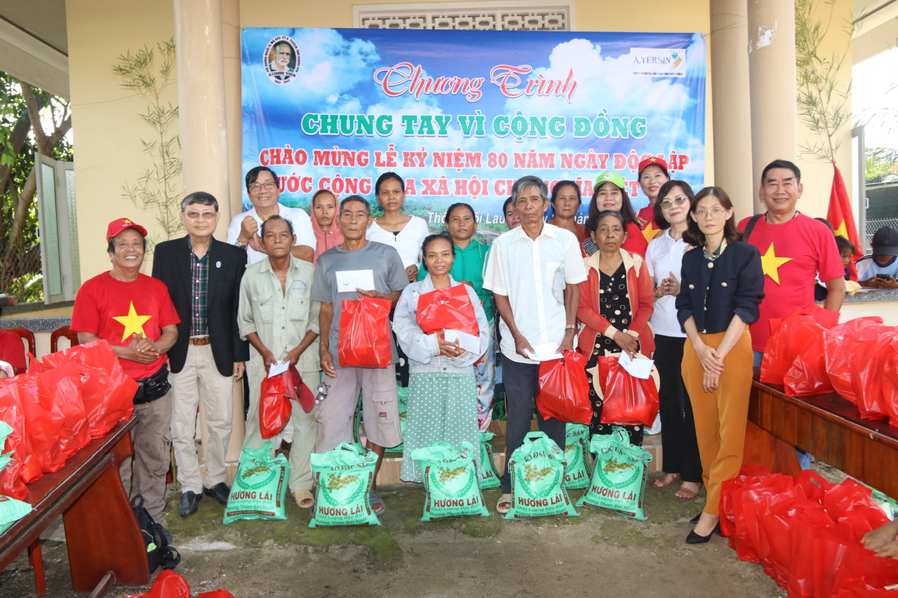 Ban tổ chức trao tặng những phần quà giá trị thiết thực cho thiếu nhi đầu năm học mới.