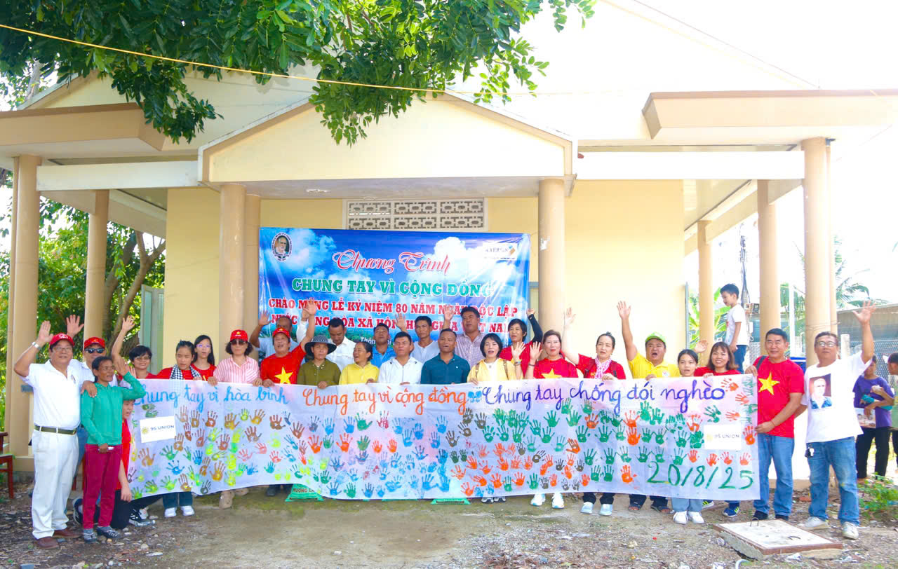 Ảnh 6. Ban tổ chức cùng mọi người vẽ tranh hoa tay với thông điệp “Chung tay vì hòa bình - Chung tay vì cộng đồng”, tạo nên không khí rộn ràng, gắn kết.