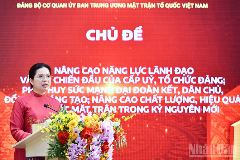 Đồng chí Hà Thị Nga trình bày dự thảo Báo cáo chính trị tại đại hội.