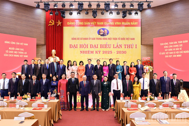Các Ủy viên Ban Thường vụ Đảng ủy, Ủy viên Ban Chấp hành Đảng bộ Cơ quan Ủy ban Trung ương Mặt trận Tổ quốc Việt Nam nhiệm kỳ 2025-2030 ra mắt Đại hội.