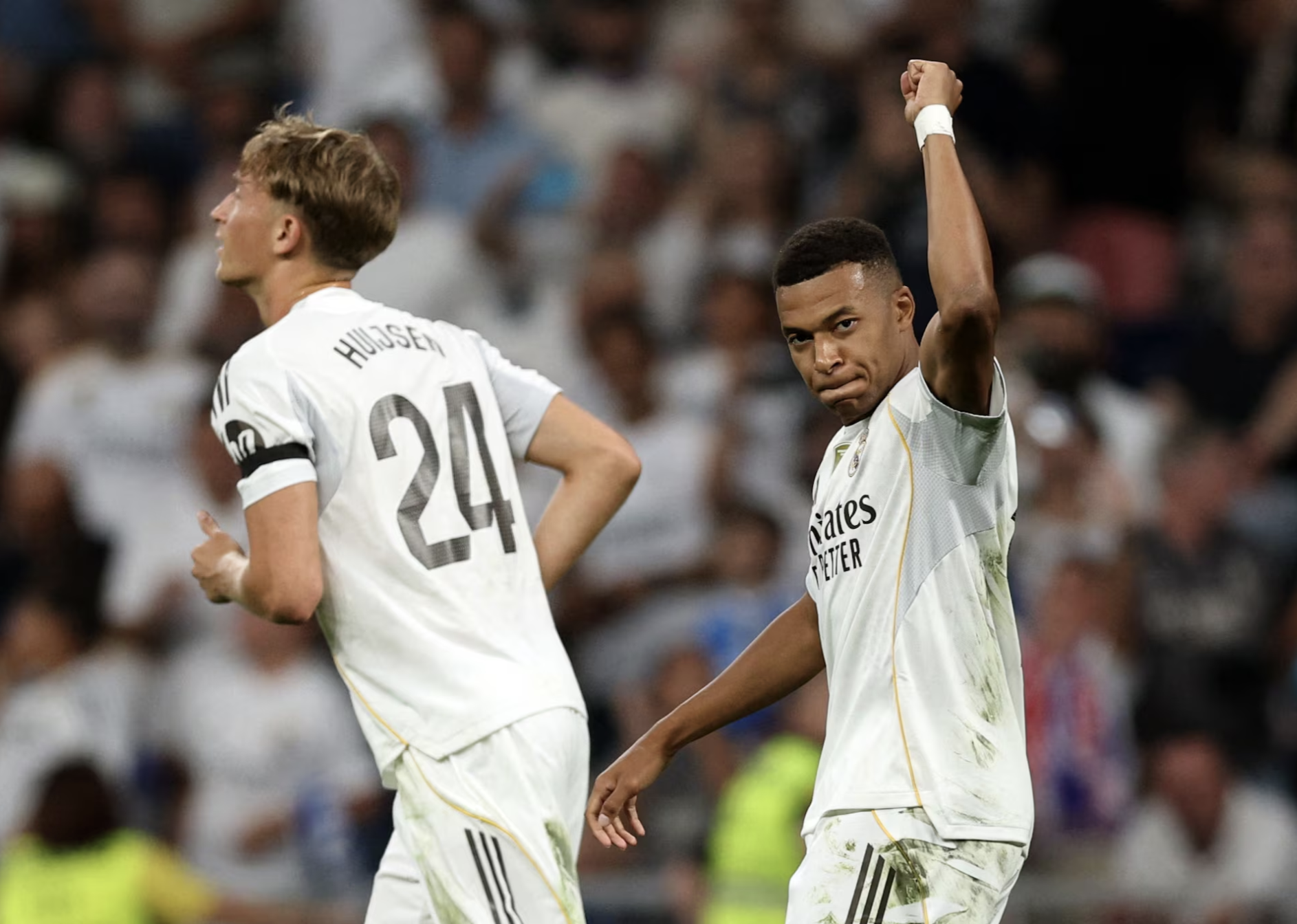 Kylian Mbappe ăn mừng sau khi ghi bàn thắng đầu tiên.